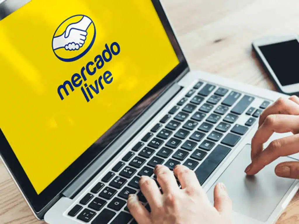 pessoa acessando o site do mercado livre no macbook pro