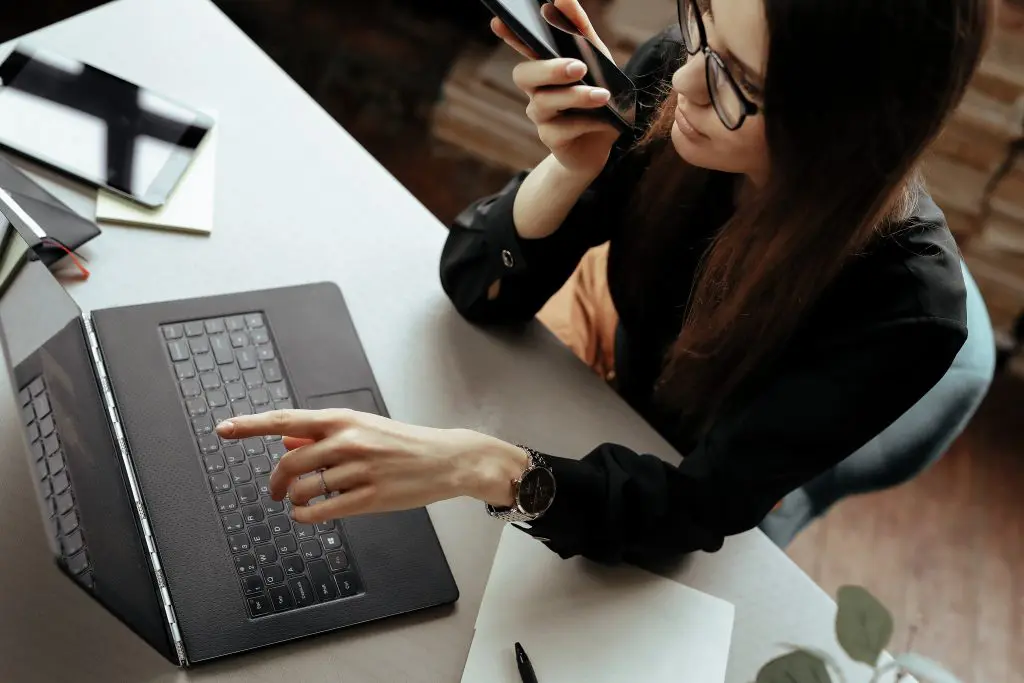 Redirecionador de encomendas orientando o cliente