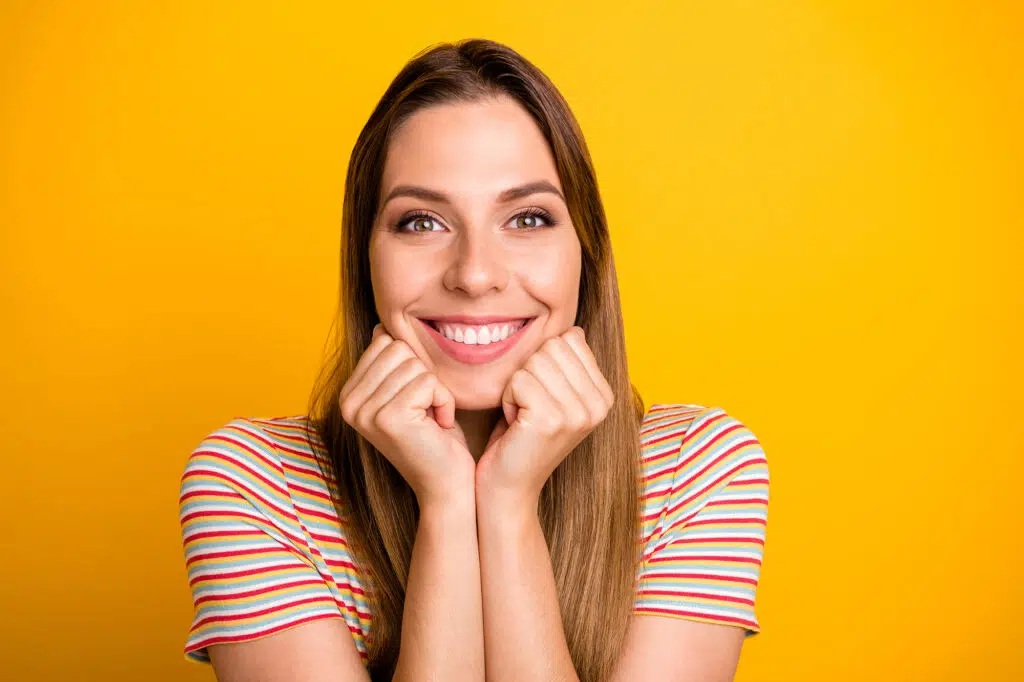 mulher feliz por uma sugestão de presente