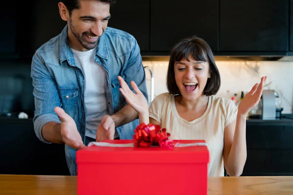 casal feliz com presente de aniversario para mulher