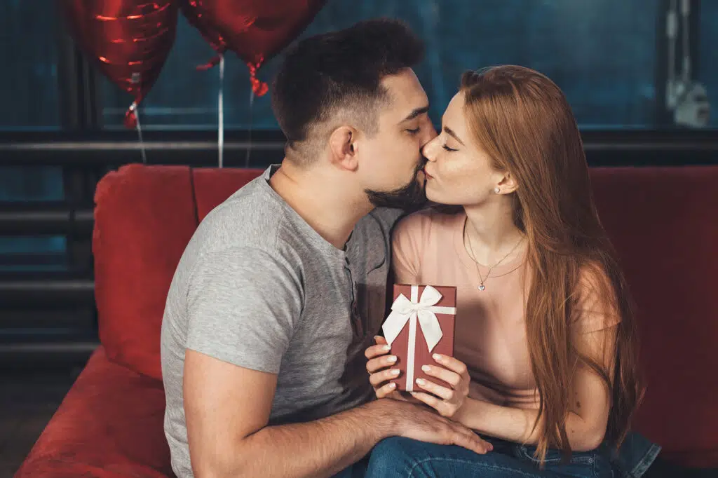 casal se beijando com presente de dia dos namorados para mulher